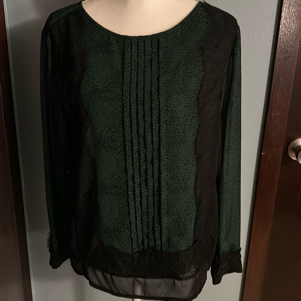 🔥Gorgeous EUC Ann Taylor Blouse Green and Black with Pleats and Lace Size Small